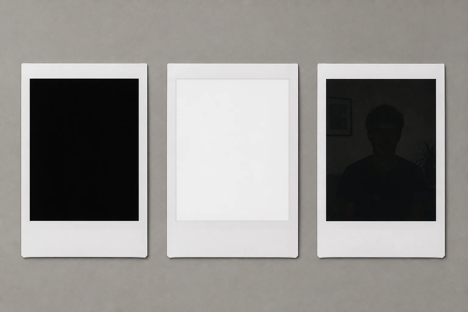 Trois tirages instantanés montrant une image noire, une image blanche et un portrait très sombre